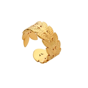 Détail d'une bague feuille dorée avec texture veinée et design ouvert ajustable