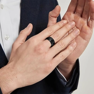 Bague pour homme de 12mm en acier noir mat présentée sur un modèle en tenue formelle