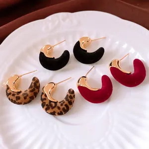 Ensemble de boucles d'oreilles C en velours plaqué or 18 carats en noir, léopard et bordeaux