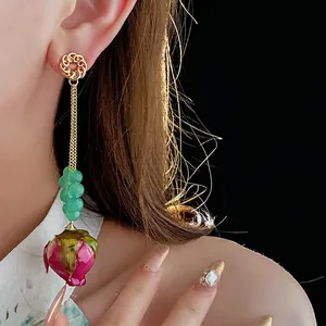 Lange Ohrhänger mit goldenem Ring, grünen Perlen und echter rosa Rosenknospe Anhänger