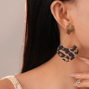 Boucles d'oreilles dorées avec pendentifs en résine à motif léopard pour un look chic