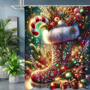 Détail d'un rideau de douche de Noël avec une botte rouge festive, cadeaux et sucres d'orge