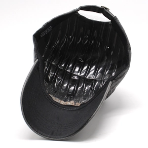 Dettaglio interno cappello baseball vintage con etichetta 100% cotone e fibbia metallica