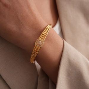 Gros plan détaillé d'un bracelet géométrique plaqué or 18K avec zircons brillants