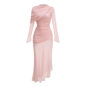 Détail de la robe en maille froncée rose avec manches longues et texture élégante ajustée