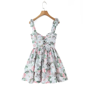 Florales Trägerkleid mit gestuftem Rock und überkreuzten Rückenträgern am Kleiderbügel
