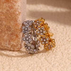 18K gold plated daisy flower ring with sparkling rhinestones in gold and silver finish