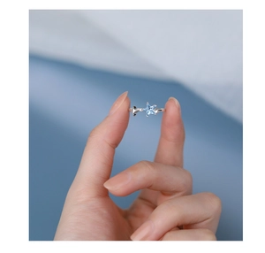Close-up of s925 silver ring featuring a blue star zircon held by a model's hand