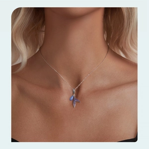 Elegante s925 Silberhalskette mit blau-violettem Meerjungfrau-Anhänger an einem Model