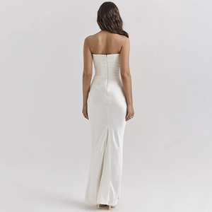 Robe longue élégante en satin blanc sans bretelles ni dos pour femme vue de dos en studio