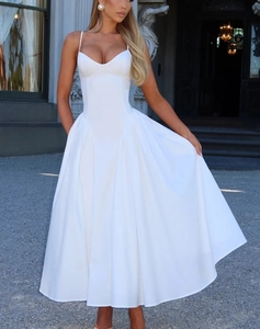 Robe longue blanche élégante avec bonnets structurés et design lacé dans le dos
