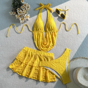 Detaillierte Flachbildansicht des sonnengelben Bikini-Sets mit strukturierter Textur