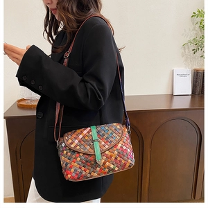 Détail d'un sac bandoulière en cuir tissé main coloré avec sangle verte et motif mosaïque