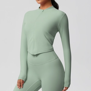 Vue détaillée d'un ensemble de yoga vert menthe avec veste zippée et legging élastique
