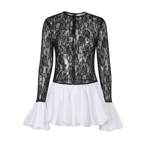 Dettagli in pizzo floreale nero con ruches in chiffon bianco e maniche a campana ampie