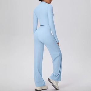 Détails de l'ensemble de fitness bleu clair avec passe-pouces et maille côtelée