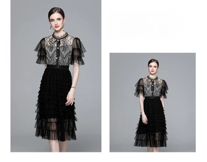 Détail de dentelle noire avec tulle étagé et nœud au décolleté d'une robe de soirée