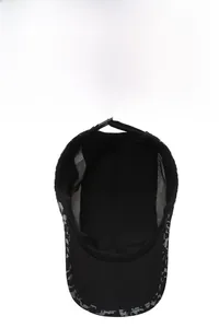 Vue détaillée du panneau latéral en maille respirante sur la casquette de sport noire