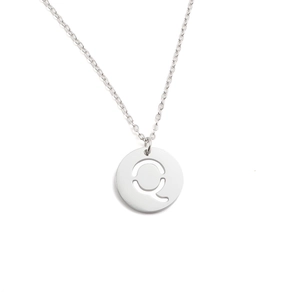 Détail d'un collier en acier inoxydable argenté avec pendentif circulaire ajouré lettre Q