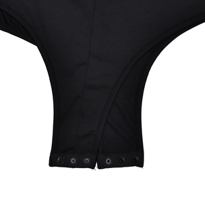 Gros plan d'un body noir avec fermeture à boutons-pression et tissu extensible