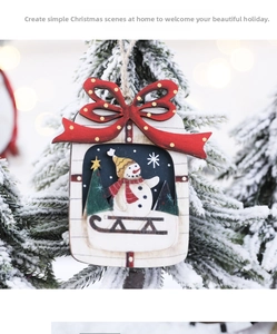 Détail d'ornement de Noël en bois avec bonhomme de neige sur branche enneigée et bokeh