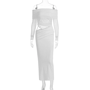 Detail des weißen schulterfreien Bodycon-Kleids mit Netzärmeln und Taillenausschnitt