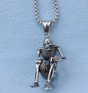 Vue détaillée du collier pendentif squelette en argent antique de style punk