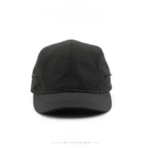 Vista frontale del cappello baseball 5-panel nero in tessuto ad asciugatura rapida