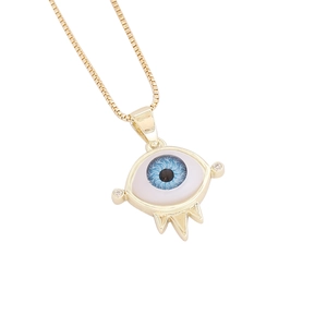 Détail du collier en or 18 carats avec pendentif œil maléfique bleu et accents de zircon