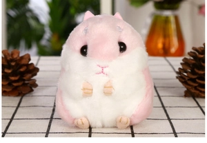 Nahaufnahme eines weichen rosa-weißen Plüsch-Hamster-Schlüsselanhängers mit Augen