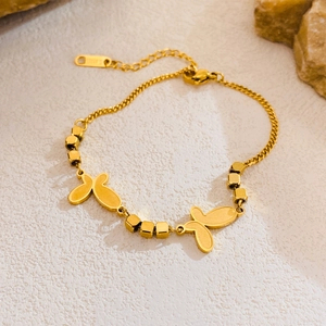 Bracelet élégant en acier titane doré avec breloques papillons dépolies et perles carrées