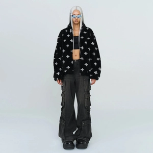Veste en peluche noire à motifs de croix blanches et col montant pour look streetwear