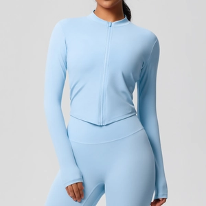 Ensemble de yoga bleu clair ajusté avec veste zippée à col montant et legging taille haute