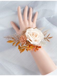 Détail du corsage de poignet de mariage automnal avec rose en soie crème et perles