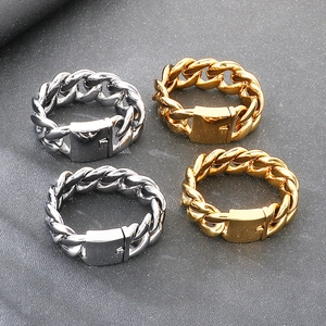Detailansicht der gold- und silbernen Panzerkettenringe mit polierter Oberfläche und m-Gravur