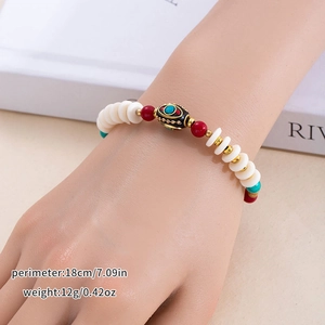 Gros plan d'un bracelet ethnique perlé avec œil maléfique au poignet, détail de 18 cm de tour