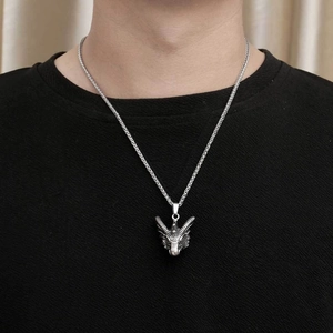 Pendentif tête de dragon gothique en acier inoxydable porté par un modèle masculin