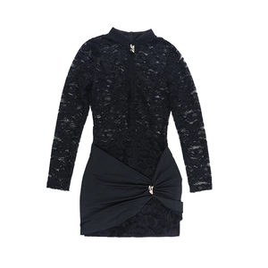 Détail de la mini-robe en dentelle avec textures transparentes et boucle dorée