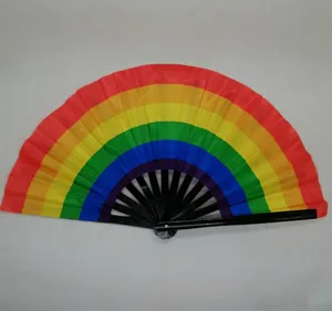 Detailansicht eines Regenbogen-Fächers mit schwarzen Rippen und lebhaftem Stoffbezug