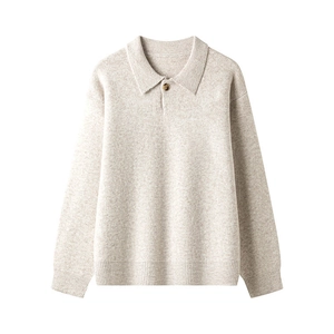 Minimalistische gebreide polotrui in haverkleur met klassieke kraag en knoopdetail