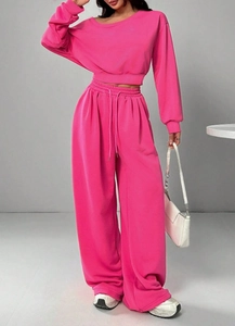 Detail des rosafarbenen Zweiteilers mit kurzem Sweatshirt und hoch taillierter weiter Hose