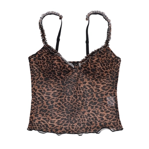 Detailansicht eines Camisoles mit Leopardenmuster, Rüschenkanten und Netzgewebe