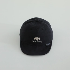Détail d'une casquette en coton noir pour bébé avec broderie éléphant et tissu respirant