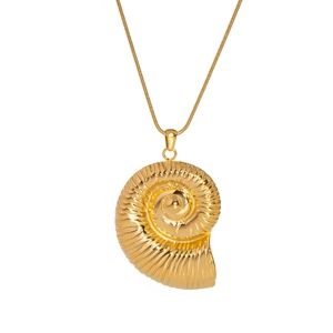 Collana dorata minimalista con ciondolo a conchiglia nautilus e catena a serpente