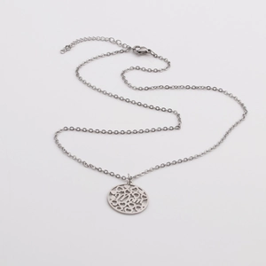 Gros plan du pendentif cœur MOM en argent avec chaîne en O sur un fond blanc pur