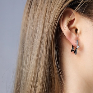 Boucles d'oreilles étoiles argentées minimalistes au design géométrique ajouré pour femme