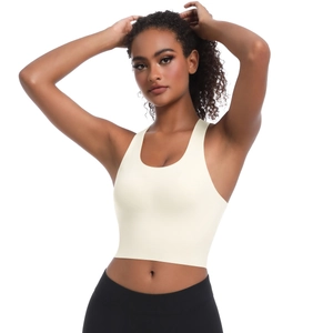 Détail macro du soutien-gorge de sport sans couture blanc crème avec col en U et bretelles