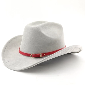 Detail eines grauen Filzhuts mit rotem Lederband und goldener Schnalle im Cowboy-Stil