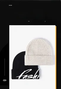 Nahaufnahme der Texturen von schwarzen und beigen Winter-Strickmützen für Damen