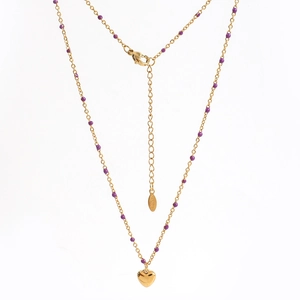 Détail du collier en acier inoxydable doré avec perles mauves et pendentif cœur